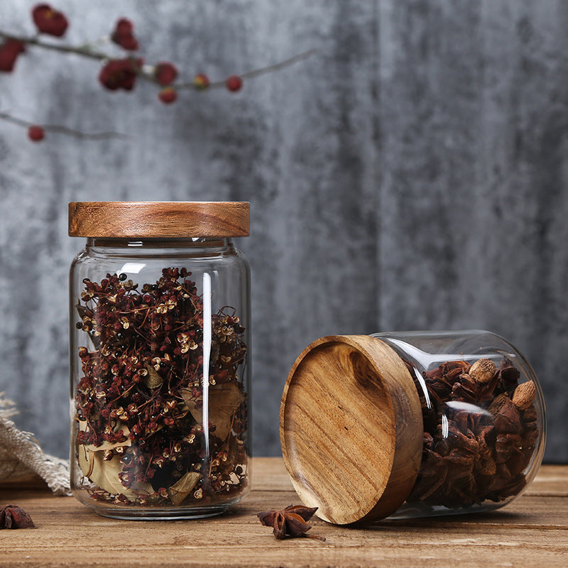 Contenedores de almacenamiento de vidrio con tapas de madera.