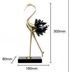 Escultura de grulla dorada con incrustaciones de cristales