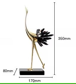 Escultura de grulla dorada con incrustaciones de cristales